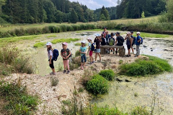 Das Etappenziel wurde erfolgreich erreicht: Der Quellteich des Lupenbach; Foto: Josef Schlierf